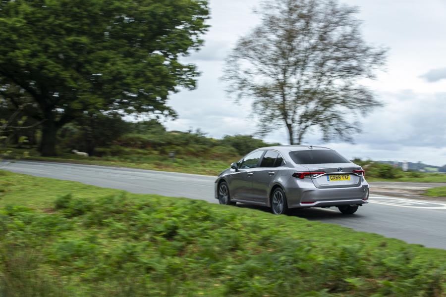  Toyota Corolla Hybrid Sedan 2019 года  (UK) (фото 25 из 29)